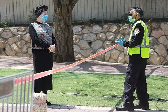 תושבת בי תשמש ושוטר במהלך הסגר // צילום: יהונתן שאול